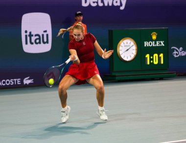 MIAMI GARDENS, FLORIDA - 24 Mart 2025: Mirra Andreeva, Miami 'deki Hard Rock Stadyumu' nda 2025 Miami Açık 'ta ABD' li Amanda Anisimova 'ya karşı oynadığı üçüncü tur maçında