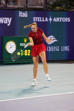 MIAMI GARDENS, FLORIDA - 24 Mart 2025: Mirra Andreeva, Miami 'deki Hard Rock Stadyumu' nda 2025 Miami Açık 'ta ABD' li Amanda Anisimova 'ya karşı oynadığı üçüncü tur maçında