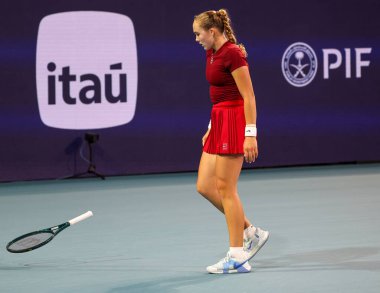 MIAMI GARDENS, FLORIDA - 24 Mart 2025: Mirra Andreeva, Miami 'deki Hard Rock Stadyumu' nda 2025 Miami Açık 'ta ABD' li Amanda Anisimova 'ya karşı oynadığı üçüncü tur maçında