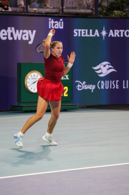 MIAMI GARDENS, FLORIDA - 24 Mart 2025: Mirra Andreeva, Miami 'deki Hard Rock Stadyumu' nda 2025 Miami Açık 'ta ABD' li Amanda Anisimova 'ya karşı oynadığı üçüncü tur maçında