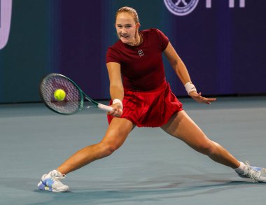 MIAMI GARDENS, FLORIDA - 24 Mart 2025: Mirra Andreeva, Miami 'deki Hard Rock Stadyumu' nda 2025 Miami Açık 'ta ABD' li Amanda Anisimova 'ya karşı oynadığı üçüncü tur maçında