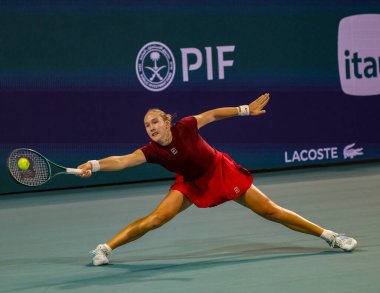 MIAMI GARDENS, FLORIDA - 24 Mart 2025: Mirra Andreeva, Miami 'deki Hard Rock Stadyumu' nda 2025 Miami Açık 'ta ABD' li Amanda Anisimova 'ya karşı oynadığı üçüncü tur maçında