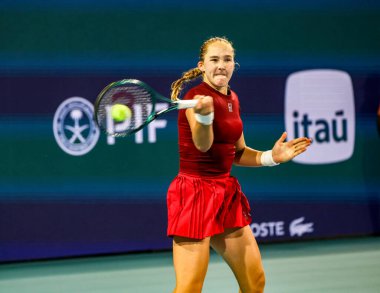 MIAMI GARDENS, FLORIDA - 24 Mart 2025: Mirra Andreeva, Miami 'deki Hard Rock Stadyumu' nda 2025 Miami Açık 'ta ABD' li Amanda Anisimova 'ya karşı oynadığı üçüncü tur maçında