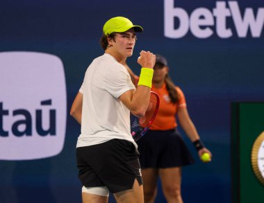 MIAMI GARDENS, FLORIDA - 25 Mart 2025: Joao Fonseca 2025 Miami Açık üçüncü tur karşılaşmasında Miami Gardens 'taki Hard Rock Stadyumu' nda Avustralyalı Alex de Minaur 'a karşı