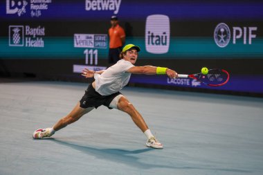 MIAMI GARDENS, FLORIDA - 25 Mart 2025: Joao Fonseca 2025 Miami Açık üçüncü tur karşılaşmasında Miami Gardens 'taki Hard Rock Stadyumu' nda Avustralyalı Alex de Minaur 'a karşı