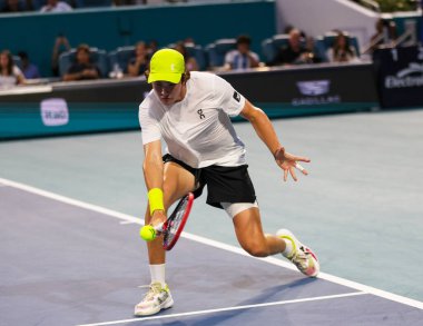 MIAMI GARDENS, FLORIDA - 25 Mart 2025: Joao Fonseca 2025 Miami Açık üçüncü tur karşılaşmasında Miami Gardens 'taki Hard Rock Stadyumu' nda Avustralyalı Alex de Minaur 'a karşı