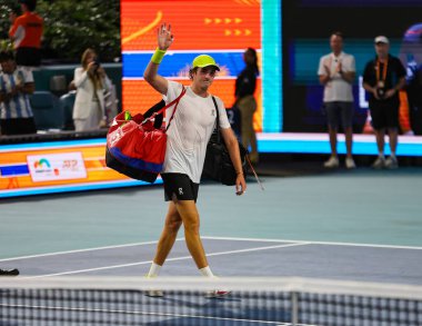 MIAMI GARDENS, FLORIDA - 25 Mart 2025: Joao Fonseca, Miami Gardens 'ta oynanan 2025 Miami Açık üçüncü tur karşılaşmasında Avustralyalı Alex de Minaur' a karşı kaybettiği Hard Rock Stadyumu 'ndan ayrıldı