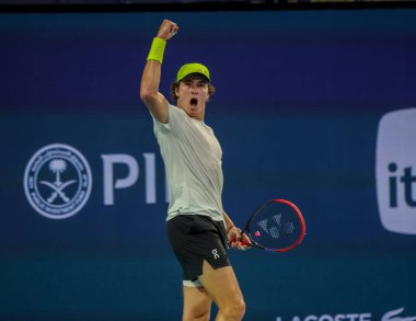 MIAMI GARDENS, FLORIDA - 25 Mart 2025: Joao Fonseca 2025 Miami Açık üçüncü tur karşılaşmasında Miami Gardens 'taki Hard Rock Stadyumu' nda Avustralyalı Alex de Minaur 'a karşı