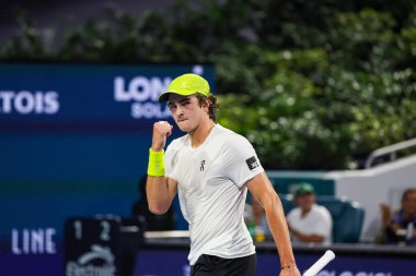 MIAMI GARDENS, FLORIDA - 25 Mart 2025: Joao Fonseca 2025 Miami Açık üçüncü tur karşılaşmasında Miami Gardens 'taki Hard Rock Stadyumu' nda Avustralyalı Alex de Minaur 'a karşı