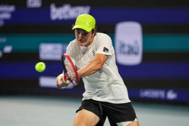 MIAMI GARDENS, FLORIDA - 25 Mart 2025: Joao Fonseca 2025 Miami Açık üçüncü tur karşılaşmasında Miami Gardens 'taki Hard Rock Stadyumu' nda Avustralyalı Alex de Minaur 'a karşı