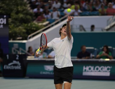 MIAMI GARDENS, FLORIDA - 25 Mart 2025: Joao Fonseca 2025 Miami Açık üçüncü tur karşılaşmasında Miami Gardens 'taki Hard Rock Stadyumu' nda Avustralyalı Alex de Minaur 'a karşı