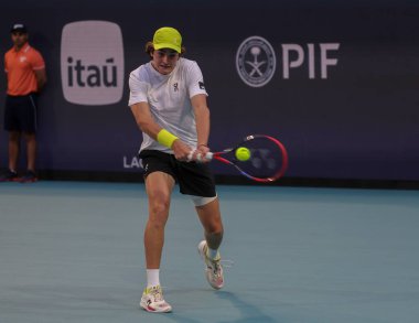 MIAMI GARDENS, FLORIDA - 25 Mart 2025: Joao Fonseca 2025 Miami Açık üçüncü tur karşılaşmasında Miami Gardens 'taki Hard Rock Stadyumu' nda Avustralyalı Alex de Minaur 'a karşı