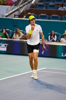 MIAMI GARDENS, FLORIDA - 25 Mart 2025: Joao Fonseca 2025 Miami Açık üçüncü tur karşılaşmasında Miami Gardens 'taki Hard Rock Stadyumu' nda Avustralyalı Alex de Minaur 'a karşı