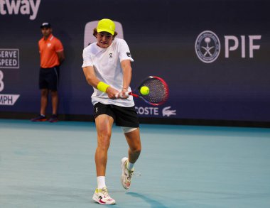 MIAMI GARDENS, FLORIDA - 25 Mart 2025: Joao Fonseca 2025 Miami Açık üçüncü tur karşılaşmasında Miami Gardens 'taki Hard Rock Stadyumu' nda Avustralyalı Alex de Minaur 'a karşı