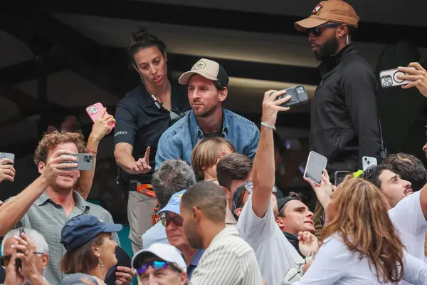 MIAMI GARDENS, FLORIDA - 28 Mart 2025: Lionel Messi ve ailesi Novak Cokoviç ile Grigor Dimitrov arasındaki erkekler yarı final maçını Miami, Florida 'daki Miami Açık' ta 2025 Miami Rock Stadyumu 'nda izliyor.