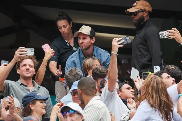 MIAMI GARDENS, FLORIDA - 28 Mart 2025: Lionel Messi ve ailesi Novak Cokoviç ile Grigor Dimitrov arasındaki erkekler yarı final maçını Miami, Florida 'daki Miami Açık' ta 2025 Miami Rock Stadyumu 'nda izliyor.