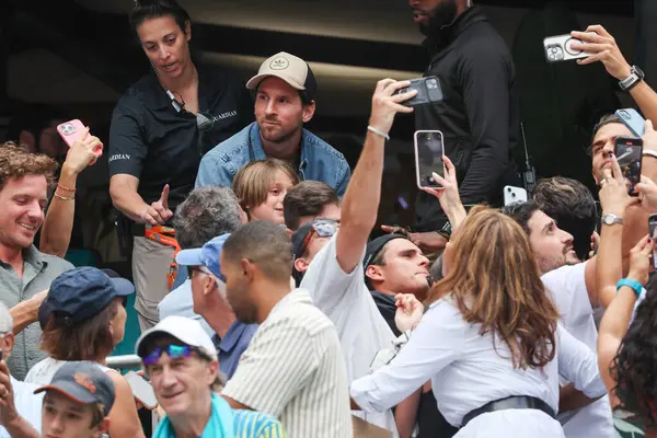 MIAMI GARDENS, FLORIDA - 28 Mart 2025: Lionel Messi ve ailesi Novak Cokoviç ile Grigor Dimitrov arasındaki erkekler yarı final maçını Miami, Florida 'daki Miami Açık' ta 2025 Miami Rock Stadyumu 'nda izliyor.