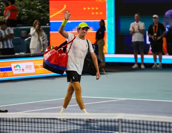 MIAMI GARDENS, FLORIDA - 25 Mart 2025: Joao Fonseca, Miami Gardens 'ta oynanan 2025 Miami Açık üçüncü tur karşılaşmasında Avustralyalı Alex de Minaur' a karşı kaybettiği Hard Rock Stadyumu 'ndan ayrıldı