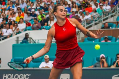 MIAMI GARDENS, FLORIDA - 27 Mart 2025: Belaruslu Aryna Sabalenka, Miami 'deki Hard Rock Stadyumu' nda 2025 yılında oynanan yarı final karşılaşmasında İtalya 'dan Jasmine Paolini' ye karşı yarıştı.