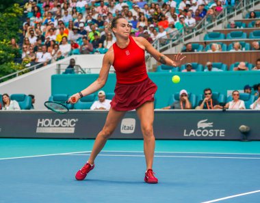 MIAMI GARDENS, FLORIDA - 27 Mart 2025: Belaruslu Aryna Sabalenka, Miami 'deki Hard Rock Stadyumu' nda 2025 yılında oynanan yarı final karşılaşmasında İtalya 'dan Jasmine Paolini' ye karşı yarıştı.