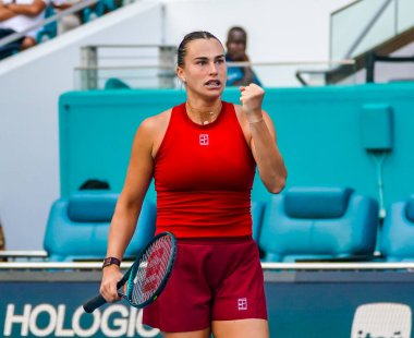 MIAMI GARDENS, FLORIDA - 27 Mart 2025: Belaruslu Aryna Sabalenka, Miami 'deki Hard Rock Stadyumu' nda 2025 yılında oynanan yarı final karşılaşmasında İtalya 'dan Jasmine Paolini' ye karşı yarıştı.