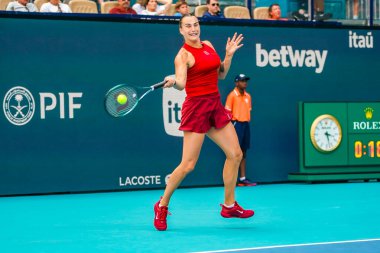 MIAMI GARDENS, FLORIDA - 27 Mart 2025: Belaruslu Aryna Sabalenka, Miami 'deki Hard Rock Stadyumu' nda 2025 yılında oynanan yarı final karşılaşmasında İtalya 'dan Jasmine Paolini' ye karşı yarıştı.