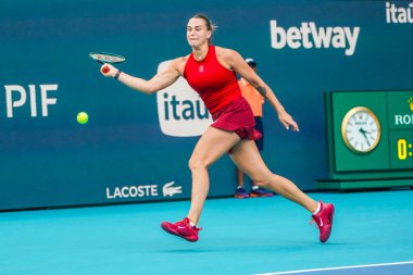 MIAMI GARDENS, FLORIDA - 27 Mart 2025: Belaruslu Aryna Sabalenka, Miami 'deki Hard Rock Stadyumu' nda 2025 yılında oynanan yarı final karşılaşmasında İtalya 'dan Jasmine Paolini' ye karşı yarıştı.