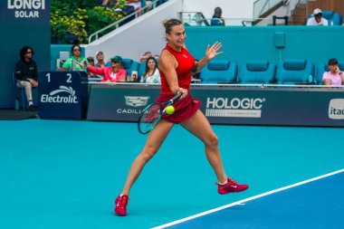 MIAMI GARDENS, FLORIDA - 27 Mart 2025: Belaruslu Aryna Sabalenka, Miami 'deki Hard Rock Stadyumu' nda 2025 yılında oynanan yarı final karşılaşmasında İtalya 'dan Jasmine Paolini' ye karşı yarıştı.