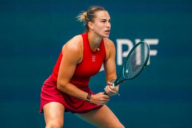 MIAMI GARDENS, FLORIDA - 27 Mart 2025: Belaruslu Aryna Sabalenka, Miami 'deki Hard Rock Stadyumu' nda 2025 yılında oynanan yarı final karşılaşmasında İtalya 'dan Jasmine Paolini' ye karşı yarıştı.