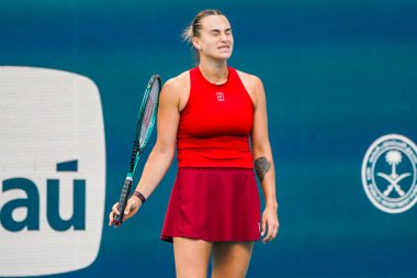 MIAMI GARDENS, FLORIDA - 27 Mart 2025: Belaruslu Aryna Sabalenka, Miami 'deki Hard Rock Stadyumu' nda 2025 yılında oynanan yarı final karşılaşmasında İtalya 'dan Jasmine Paolini' ye karşı yarıştı.