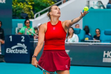 MIAMI GARDENS, FLORIDA - 27 Mart 2025: Belaruslu Aryna Sabalenka, Miami 'deki Hard Rock Stadyumu' nda 2025 yılında oynanan yarı final karşılaşmasında İtalya 'dan Jasmine Paolini' ye karşı yarıştı.