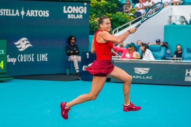 MIAMI GARDENS, FLORIDA - 27 Mart 2025: Belaruslu Aryna Sabalenka, Miami 'deki Hard Rock Stadyumu' nda 2025 yılında oynanan yarı final karşılaşmasında İtalya 'dan Jasmine Paolini' ye karşı yarıştı.