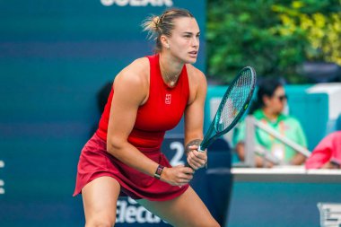MIAMI GARDENS, FLORIDA - 27 Mart 2025: Belaruslu Aryna Sabalenka, Miami 'deki Hard Rock Stadyumu' nda 2025 yılında oynanan yarı final karşılaşmasında İtalya 'dan Jasmine Paolini' ye karşı yarıştı.