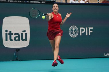 MIAMI GARDENS, FLORIDA - 27 Mart 2025: Belaruslu Aryna Sabalenka, Miami 'deki Hard Rock Stadyumu' nda 2025 yılında oynanan yarı final karşılaşmasında İtalya 'dan Jasmine Paolini' ye karşı yarıştı.