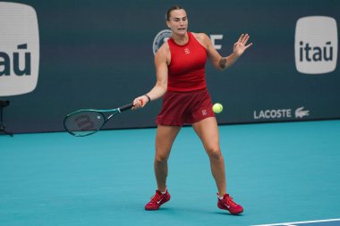 MIAMI GARDENS, FLORIDA - 27 Mart 2025: Belaruslu Aryna Sabalenka, Miami 'deki Hard Rock Stadyumu' nda 2025 yılında oynanan yarı final karşılaşmasında İtalya 'dan Jasmine Paolini' ye karşı yarıştı.