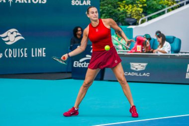 MIAMI GARDENS, FLORIDA - 27 Mart 2025: Belaruslu Aryna Sabalenka, Miami 'deki Hard Rock Stadyumu' nda 2025 yılında oynanan yarı final karşılaşmasında İtalya 'dan Jasmine Paolini' ye karşı yarıştı.