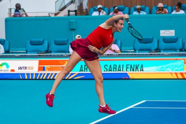 MIAMI GARDENS, FLORIDA - 27 Mart 2025: Belaruslu Aryna Sabalenka, Miami 'deki Hard Rock Stadyumu' nda 2025 yılında oynanan yarı final karşılaşmasında İtalya 'dan Jasmine Paolini' ye karşı yarıştı.