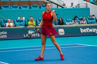 MIAMI GARDENS, FLORIDA - 27 Mart 2025: Belaruslu Aryna Sabalenka, Miami 'deki Hard Rock Stadyumu' nda 2025 yılında oynanan yarı final karşılaşmasında İtalya 'dan Jasmine Paolini' ye karşı yarıştı.