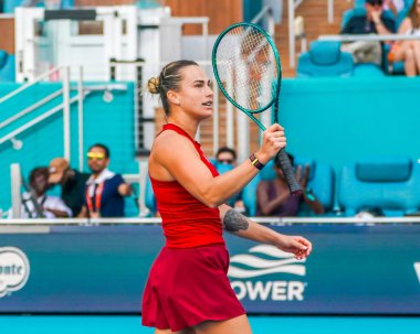 MIAMI GARDENS, FLORIDA - 27 Mart 2025: Belaruslu Aryna Sabalenka, Miami 'deki Hard Rock Stadyumu' nda 2025 Miami Açık 'ta oynanan yarı final karşılaşması sonrasında zaferini kutladı.