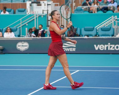 MIAMI GARDENS, FLORIDA - 27 Mart 2025: Belaruslu Aryna Sabalenka, Miami 'deki Hard Rock Stadyumu' nda 2025 Miami Açık 'ta oynanan yarı final karşılaşması sonrasında zaferini kutladı.