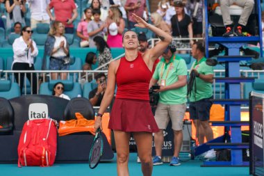 MIAMI GARDENS, FLORIDA - 27 Mart 2025: Belaruslu Aryna Sabalenka, Miami 'deki Hard Rock Stadyumu' nda 2025 Miami Açık 'ta oynanan yarı final karşılaşması sonrasında zaferini kutladı.