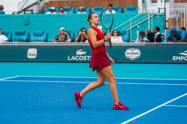 MIAMI GARDENS, FLORIDA - 27 Mart 2025: Belaruslu Aryna Sabalenka, Miami 'deki Hard Rock Stadyumu' nda 2025 Miami Açık 'ta oynanan yarı final karşılaşması sonrasında zaferini kutladı.