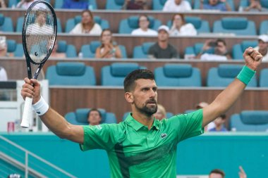 MIAMI GARDENS, FLORIDA - 27 Mart 2025: Novak Cokoviç Miami 'deki Hard Rock Stadyumu' nda 2025 Miami Açık 'ta oynanan çeyrek final karşılaşması sonrasında zaferini kutladı