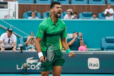 MIAMI GARDENS, FLORIDA - 27 Mart 2025: Novak Cokoviç Miami 'deki Hard Rock Stadyumu' nda 2025 Miami Açık 'ta oynanan çeyrek final karşılaşması sonrasında zaferini kutladı