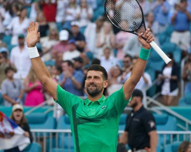 MIAMI GARDENS, FLORIDA - 27 Mart 2025: Novak Cokoviç Miami 'deki Hard Rock Stadyumu' nda 2025 Miami Açık 'ta oynanan çeyrek final karşılaşması sonrasında zaferini kutladı