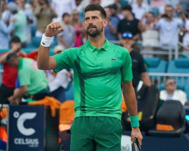 MIAMI GARDENS, FLORIDA - 27 Mart 2025: Novak Cokoviç Miami 'deki Hard Rock Stadyumu' nda 2025 Miami Açık 'ta oynanan çeyrek final karşılaşması sonrasında zaferini kutladı