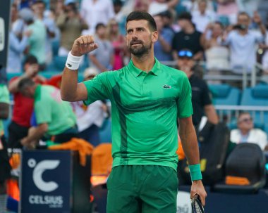 MIAMI GARDENS, FLORIDA - 27 Mart 2025: Novak Cokoviç Miami 'deki Hard Rock Stadyumu' nda 2025 Miami Açık 'ta oynanan çeyrek final karşılaşması sonrasında zaferini kutladı