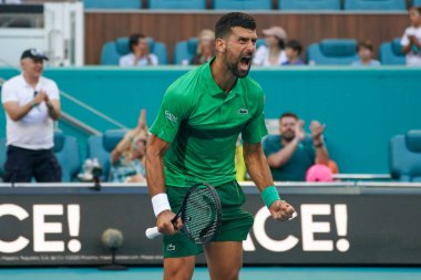 MIAMI GARDENS, FLORIDA - 27 Mart 2025: Novak Cokoviç Miami 'deki Hard Rock Stadyumu' nda 2025 Miami Açık 'ta oynanan çeyrek final karşılaşması sonrasında zaferini kutladı