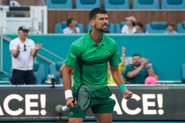 MIAMI GARDENS, FLORIDA - 27 Mart 2025: Novak Cokoviç Miami 'deki Hard Rock Stadyumu' nda 2025 Miami Açık 'ta oynanan çeyrek final karşılaşması sonrasında zaferini kutladı