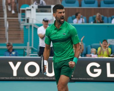MIAMI GARDENS, FLORIDA - 27 Mart 2025: Novak Cokoviç Miami 'deki Hard Rock Stadyumu' nda 2025 Miami Açık 'ta oynanan çeyrek final karşılaşması sonrasında zaferini kutladı